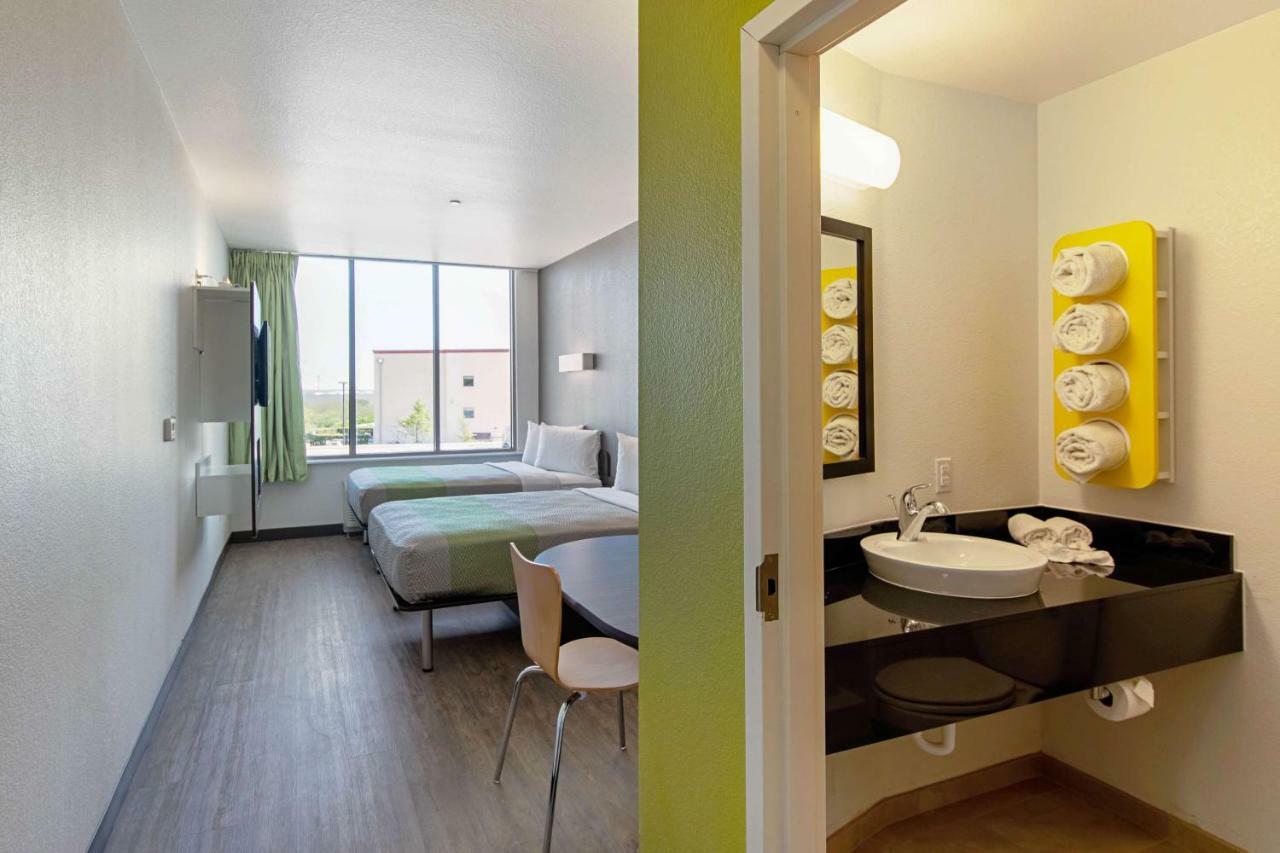 Motel 6 Austin Airport Eksteriør billede