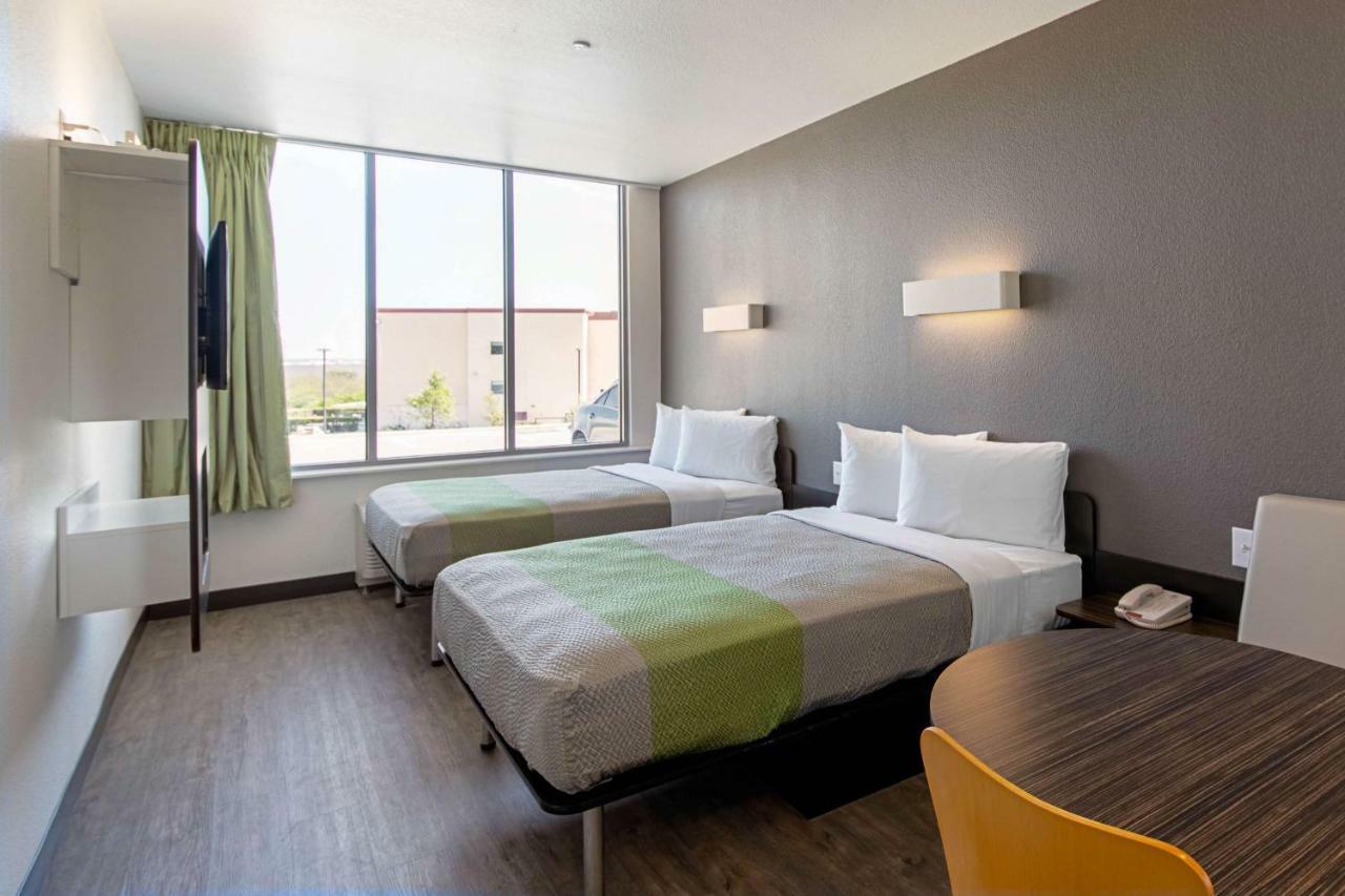 Motel 6 Austin Airport Eksteriør billede