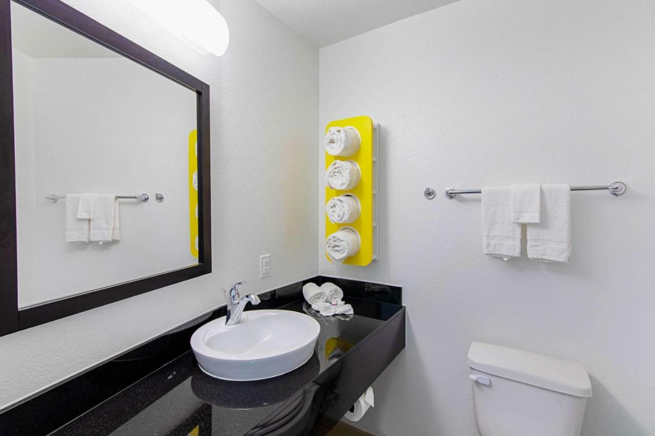 Motel 6 Austin Airport Eksteriør billede